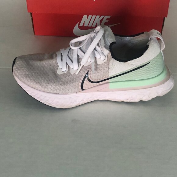 Woman's Nike React Infiniti Flyknit Running Shoes size 8 1/2 - Picture 7 of 8